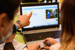 Due docenti lavorano su un progetto Scratch