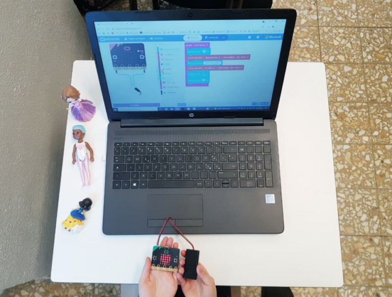 Inglese più divertente con coding e micro:bit! | Attività didattica Riconnessioni