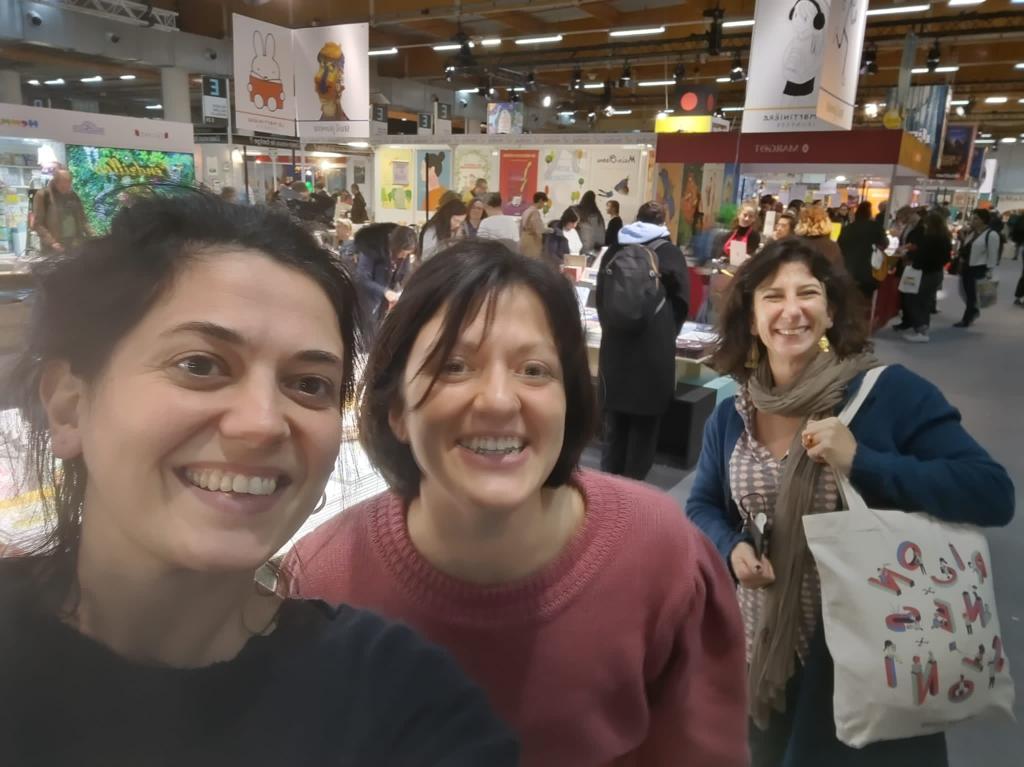 Giulia Natale e Team Riconnessioni in visita al Salon du Livre et de la presse jeunesse.